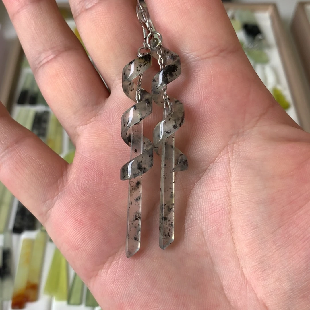 蛇纹石玉未镶嵌耳环