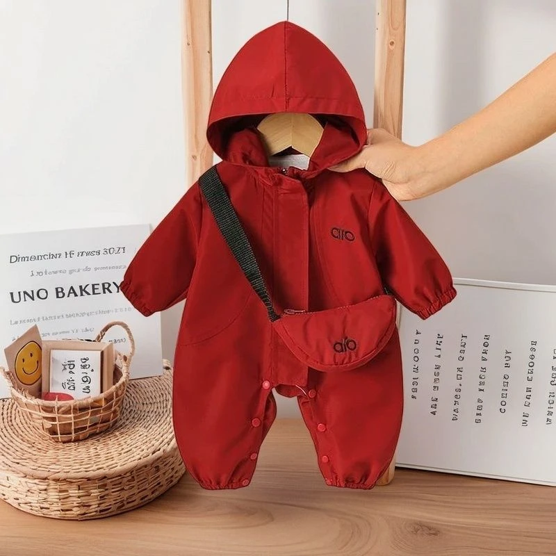 婴儿连体衣春秋季新款洋气冲锋衣服男女宝宝周岁连帽工装外套爬服