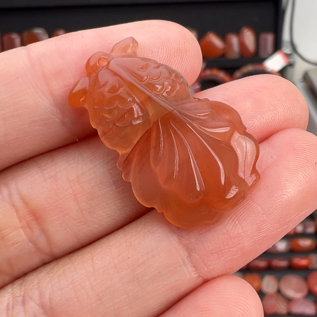 南红玛瑙未镶嵌颈饰金鱼