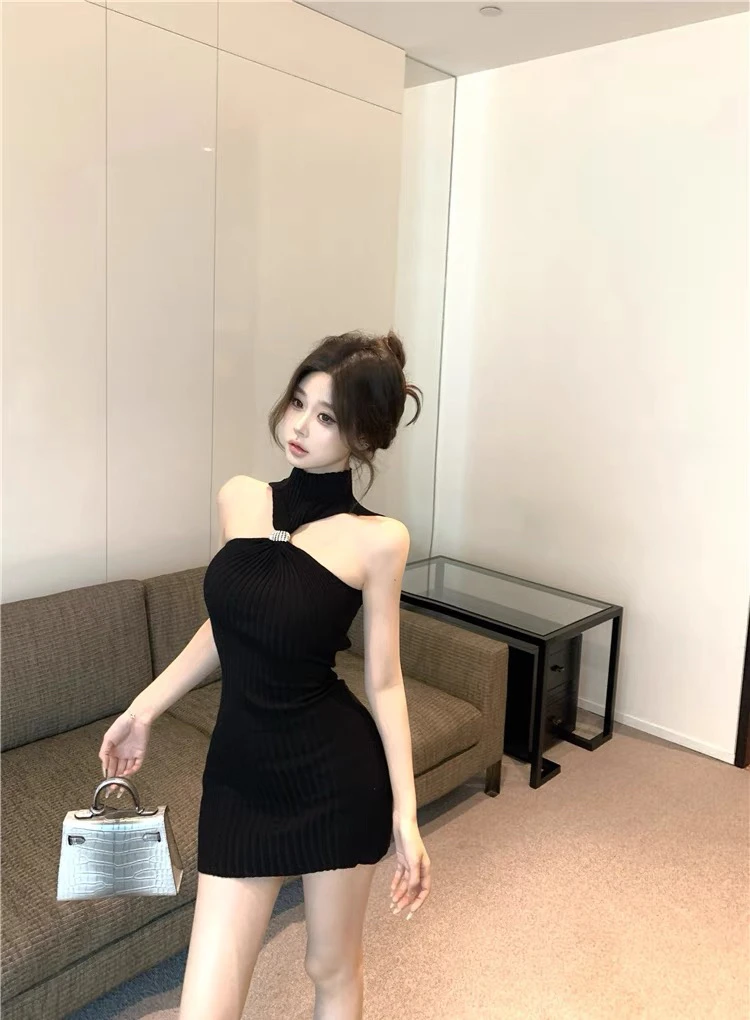 古奈家纽带钻钻辣妹显瘦包臀背心连衣裙显瘦裙子挂脖露肩设计感