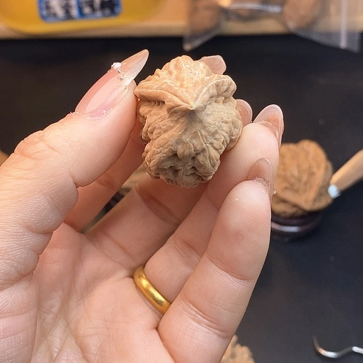 文玩核桃吊坠W****J有黄磕碰瑕疵不退不换