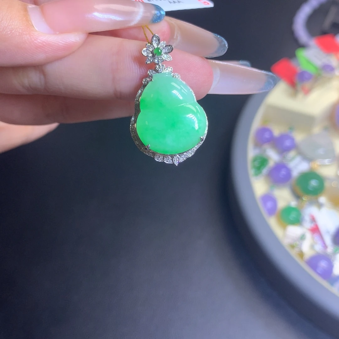 颈饰18K金镶嵌翡翠天然