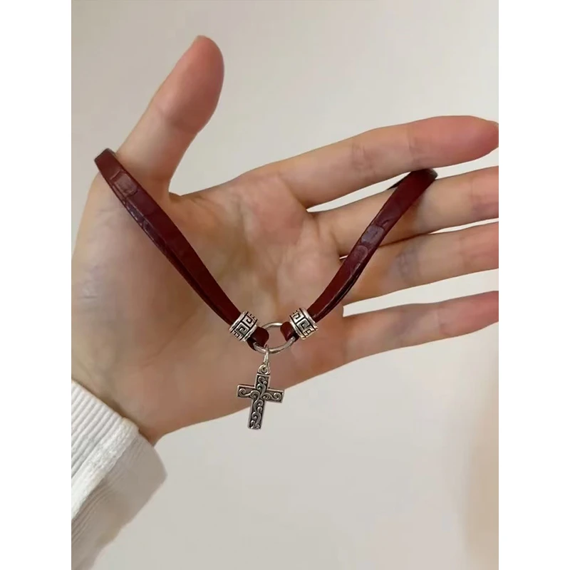 合金项链 辣妹风酒红色皮革十字架choker项圈锁骨链显白项链新