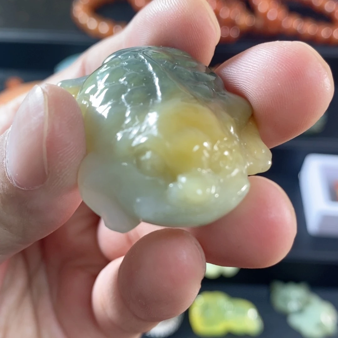 未镶嵌蛇纹石玉花玉挂件