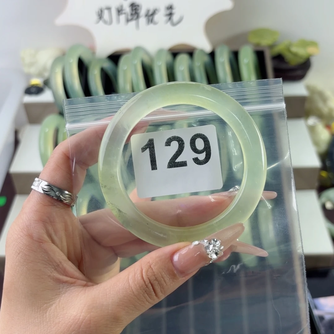 蛇纹石玉未镶嵌手镯小***兔