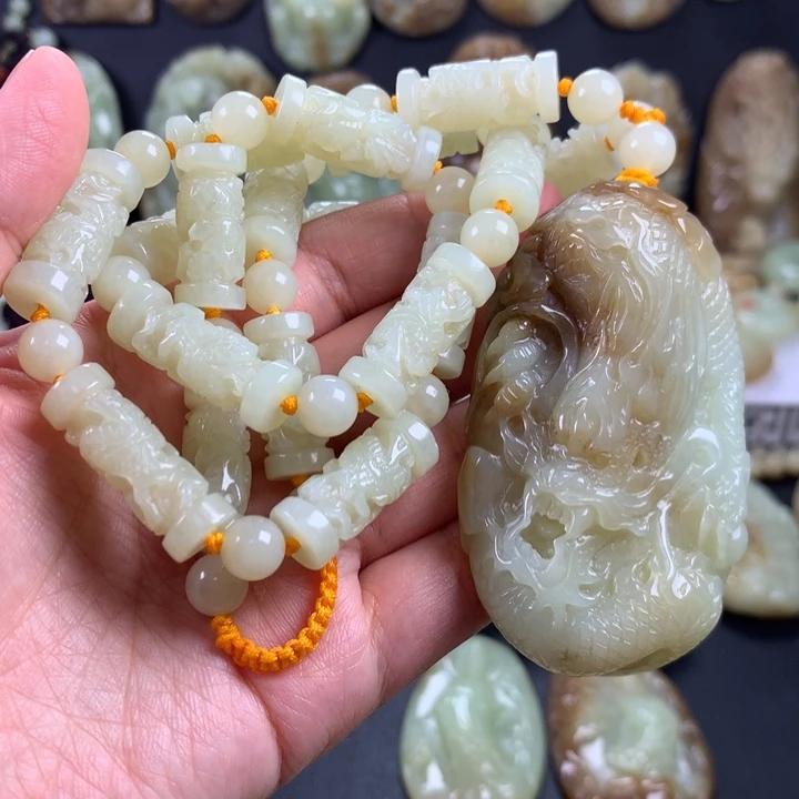 应***:岫岩老玉（透闪石质玉）未镶嵌颈饰