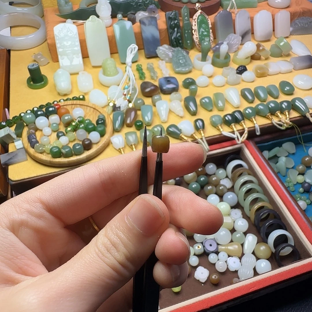 H***爹和田玉未镶嵌颈饰