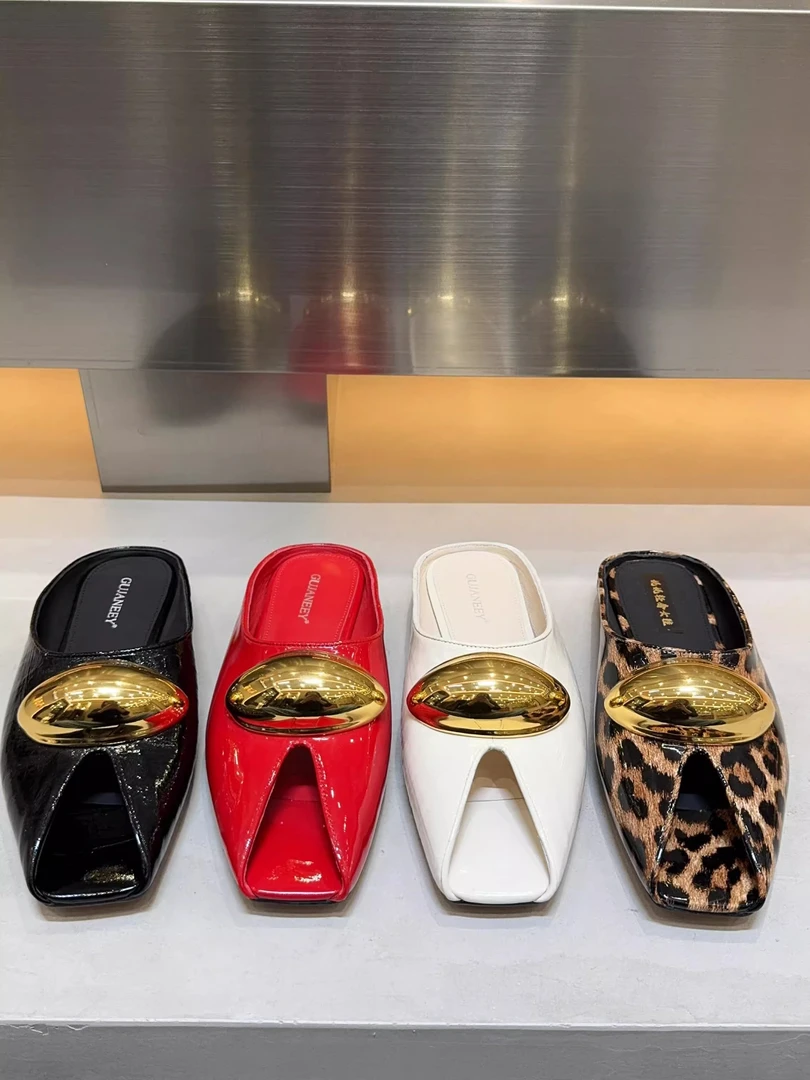 欧洲站女鞋2025春夏新款真皮平底方头露趾凉鞋时髦小众金属扣拖鞋