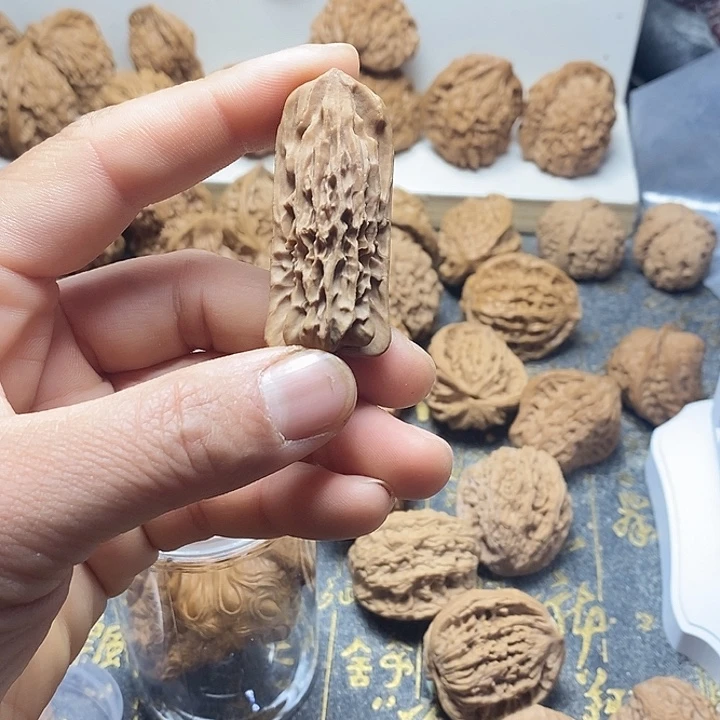 男****吊坠桃核小金条帝王