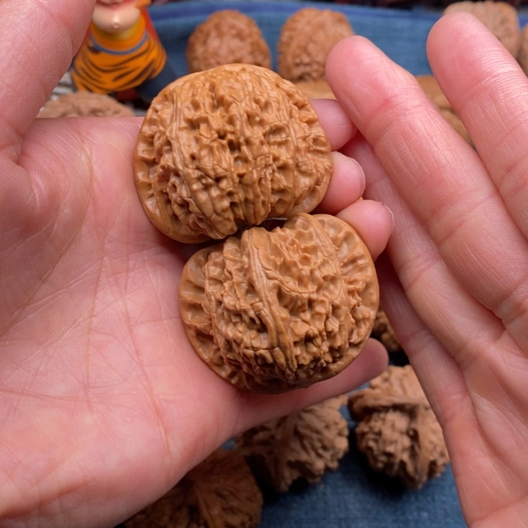 文玩核桃把件43红皮闷白