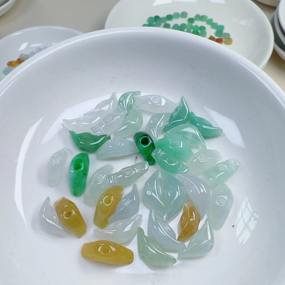 翡翠散珠通孔元宝一个