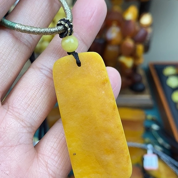 琥珀未镶嵌颈饰无事牌微瑕