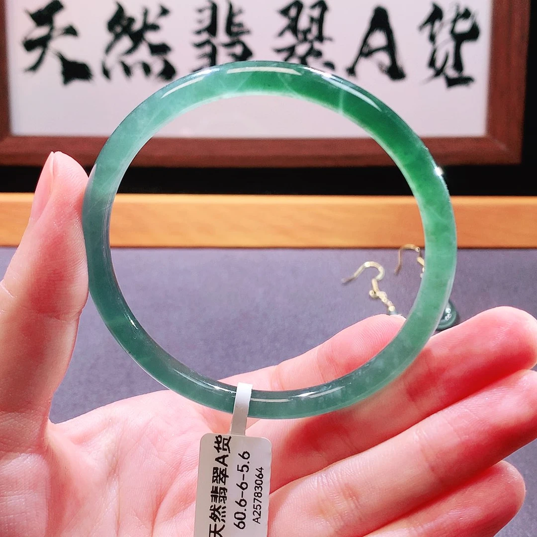 翡翠手镯未镶嵌天然翡翠