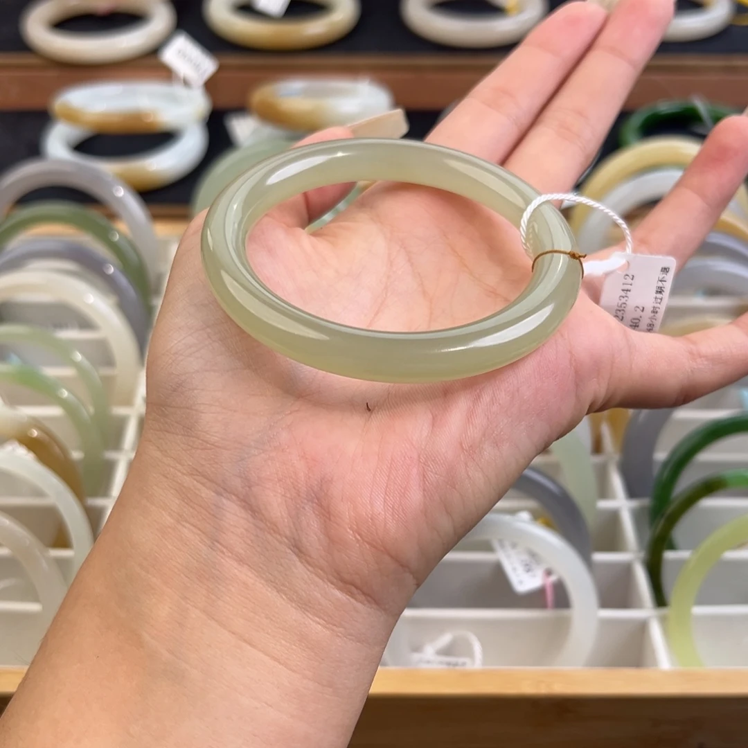 李***子和田玉未镶嵌手镯