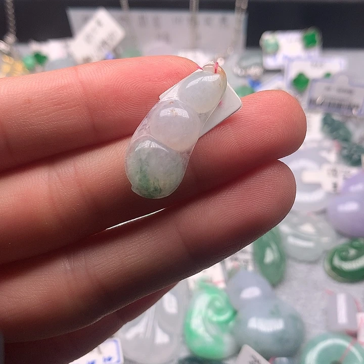 翡翠未镶嵌颈饰福豆