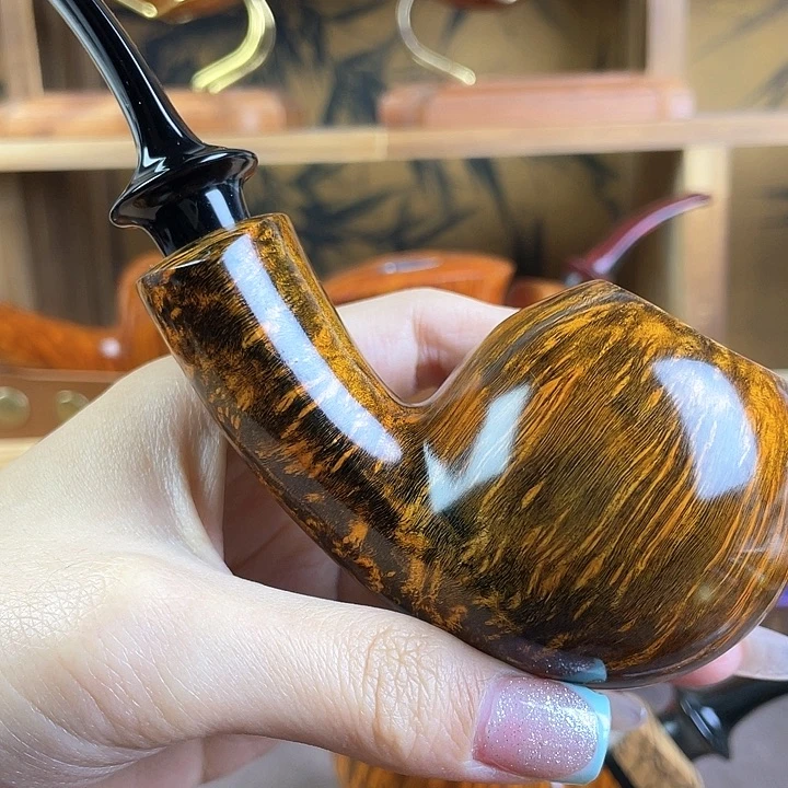 自由式宽尾河豚斗。