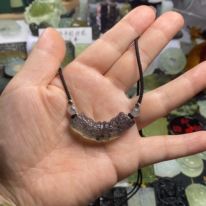 蛇纹石玉颈饰合金