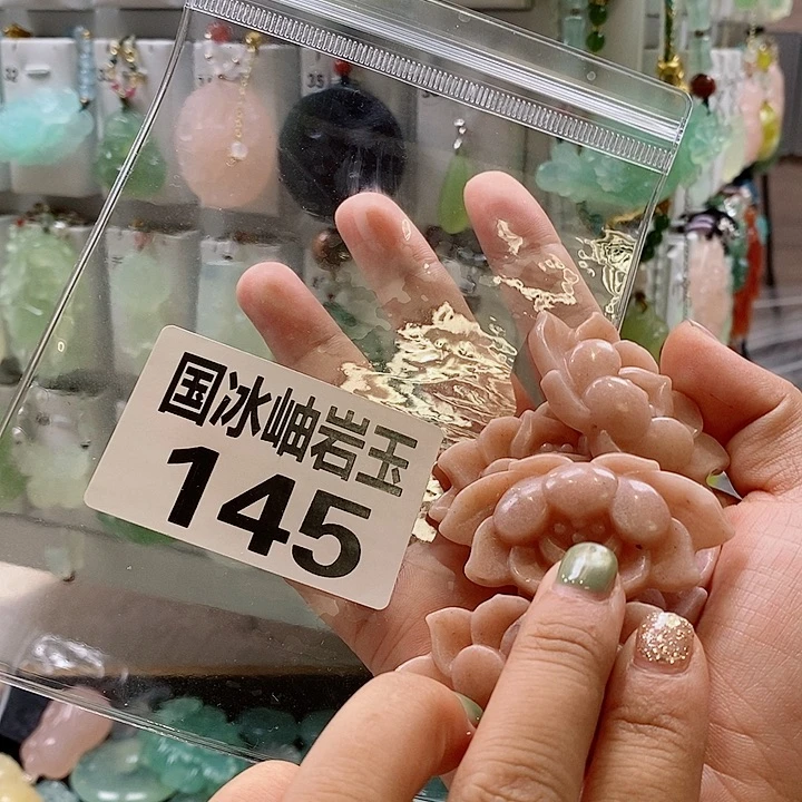 今***头蛇纹石玉未镶嵌颈饰