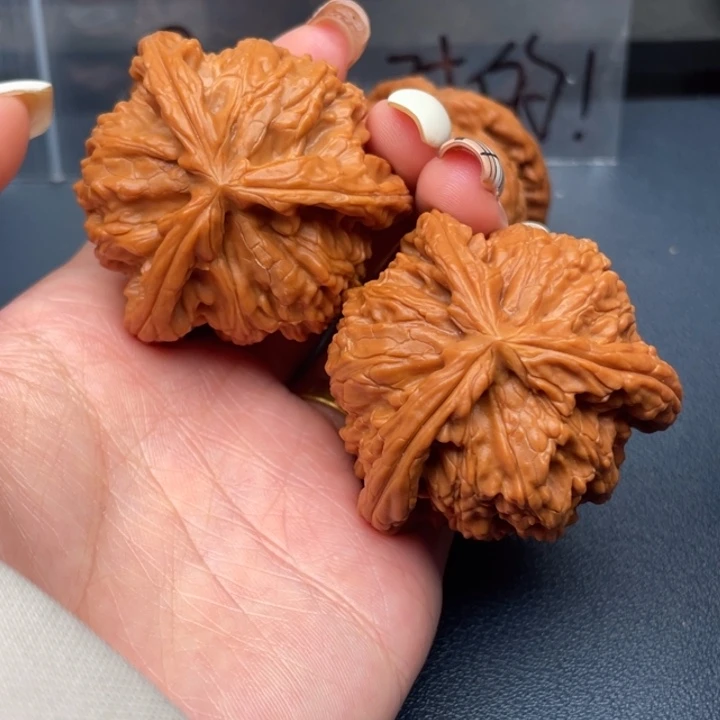 伟***~文玩核桃吊坠白狮子