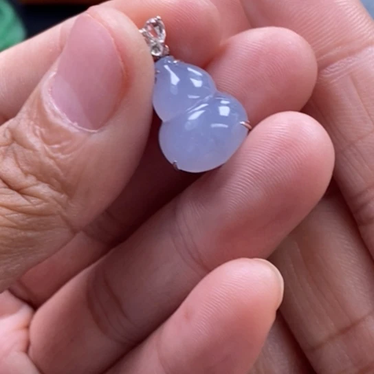 翡翠18K金镶嵌颈饰吊坠