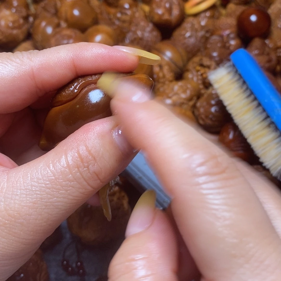橄榄核吊坠玉华三面