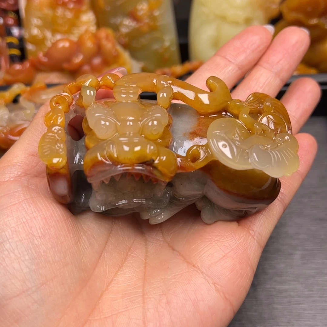 石英质玉（黄龙玉）未镶嵌颈饰