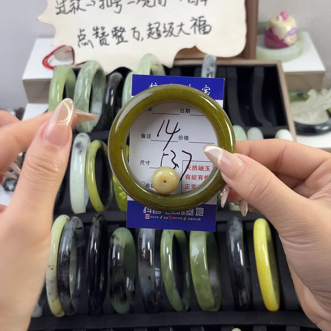 蛇纹石玉手镯未镶嵌绿***奶