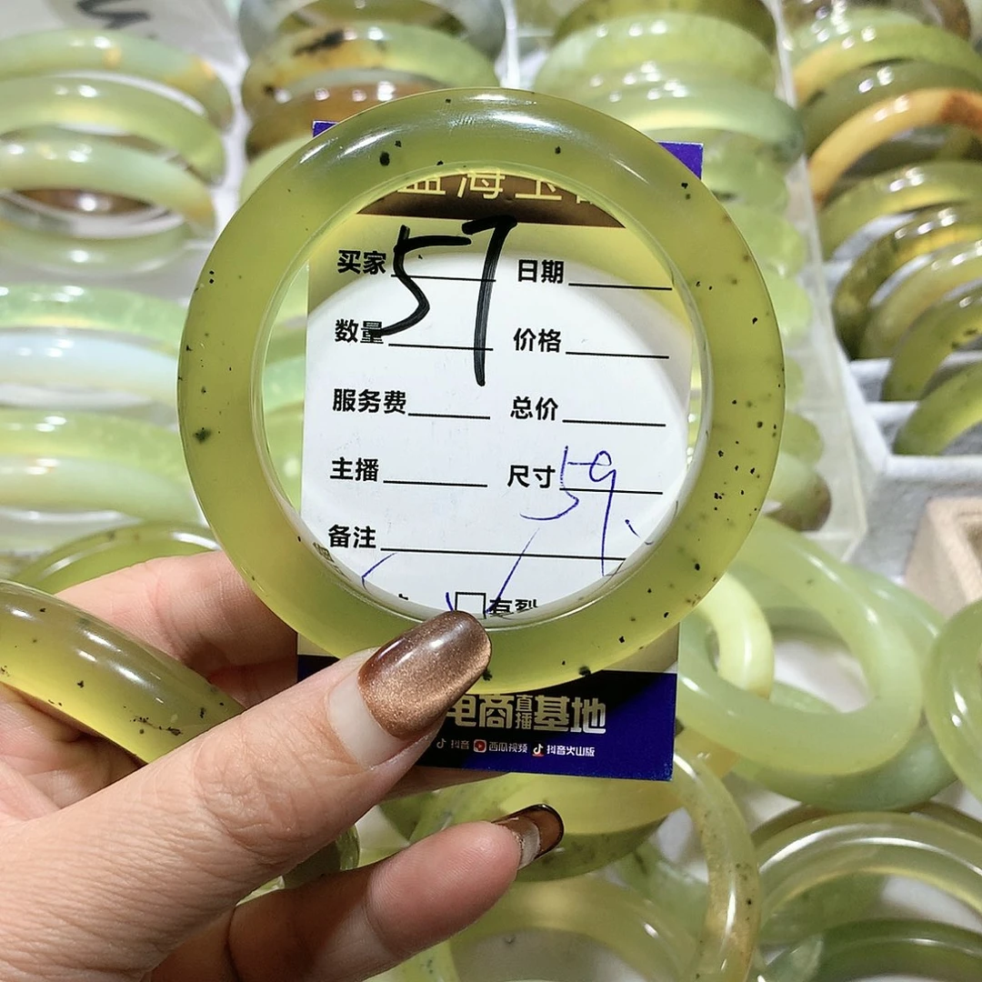 蛇纹石玉手镯未镶嵌冰***娃