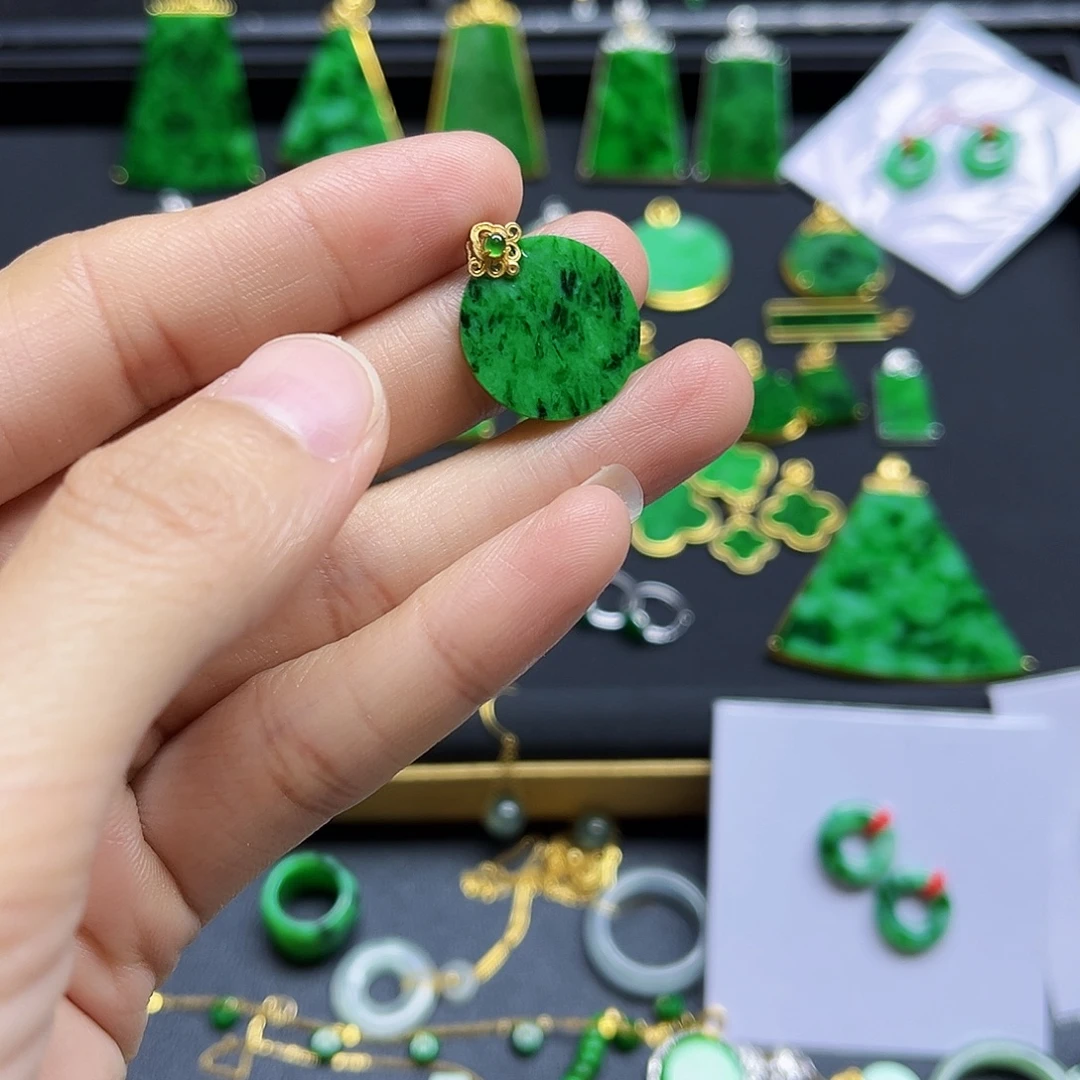 翡翠18K金镶嵌颈饰