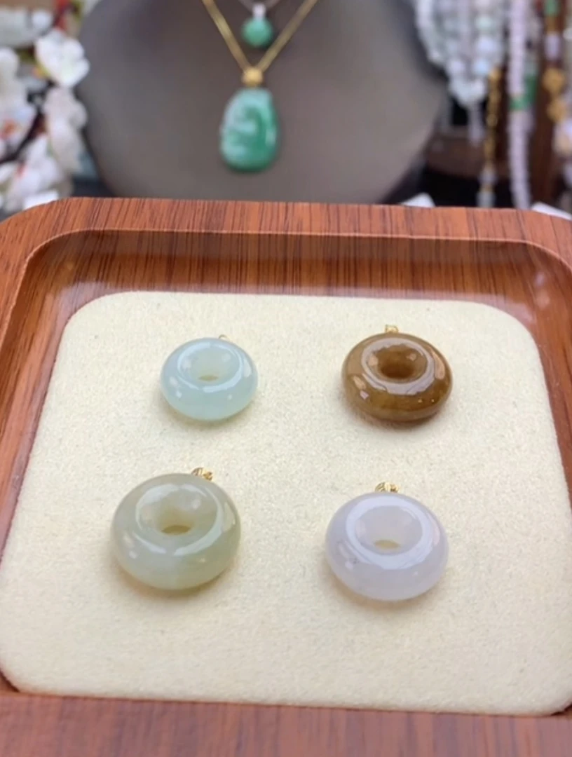 天然a货翡翠吊坠（多样性发其一）