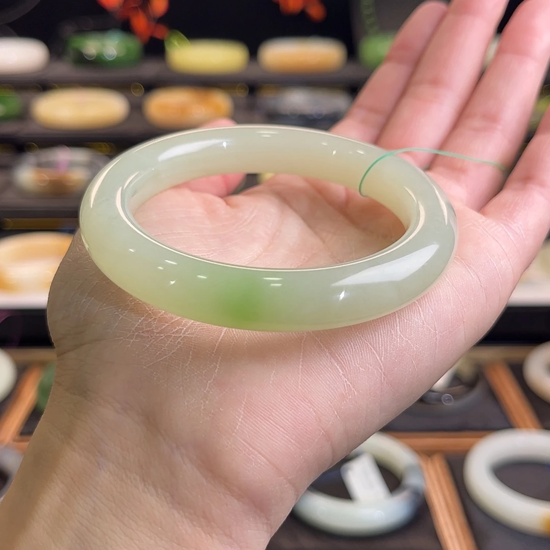 和田玉未镶嵌手镯晴翠