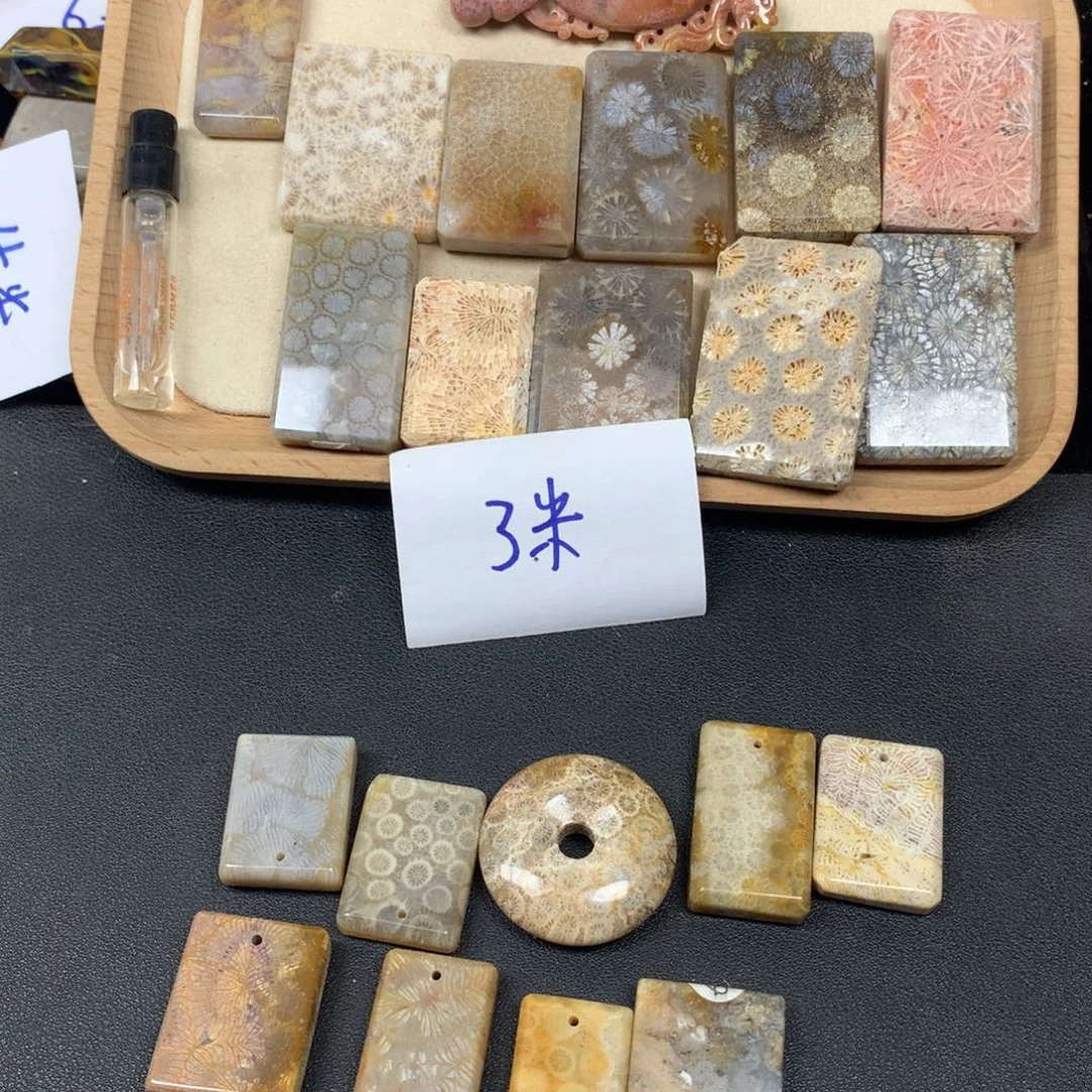 千***画硅化珊瑚（珊瑚玉）合金颈饰