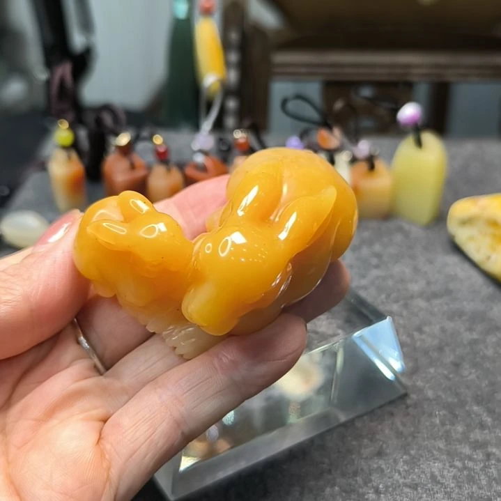 寿山石芙蓉石手把件兔子