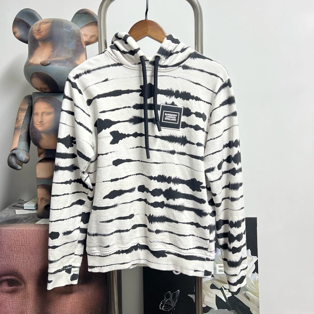 全新未使用 BURBERRY/博柏利 奶牛帽衫 O1439 尺码XS衣长67胸围53
