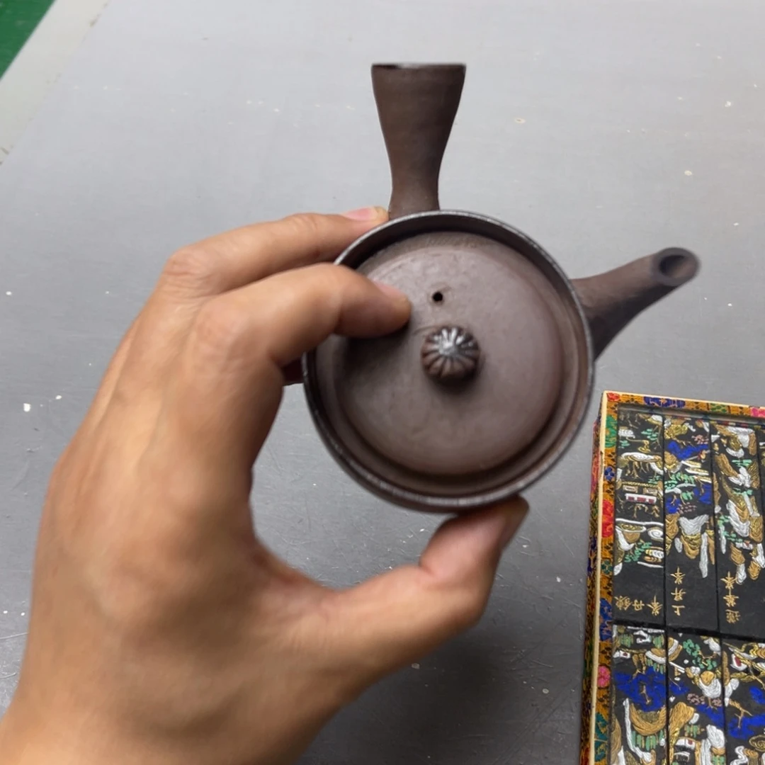 人***浪瓷片密密麻麻地铺满一