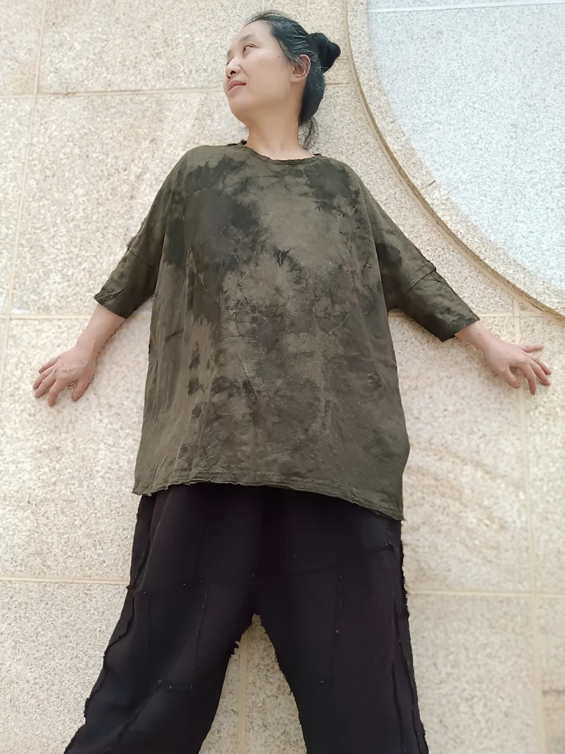 手工制作植物染色一百的汉麻T恤