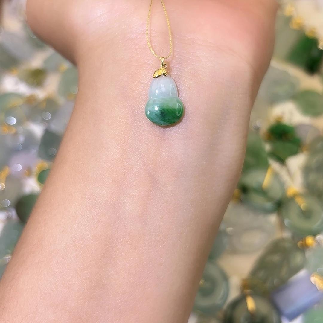 翡翠18K金镶嵌颈饰葫芦