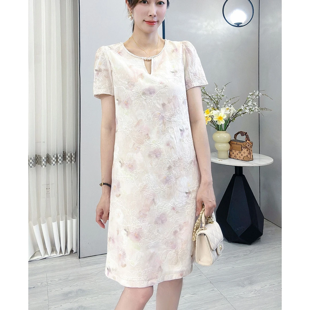 2025年夏季新款高级感显瘦洋气减龄百搭女装花朵刺绣连衣裙