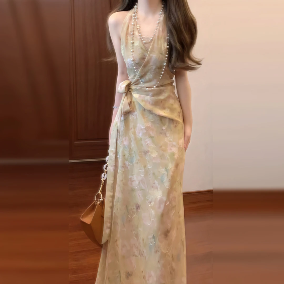 高级不撞款v领挂脖碎花连衣裙子女装夏季2025新款又a又飒御姐长裙