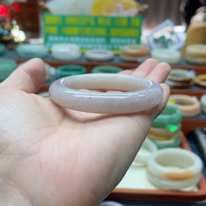 石英质玉手镯未镶嵌小**?佘太翠手镯