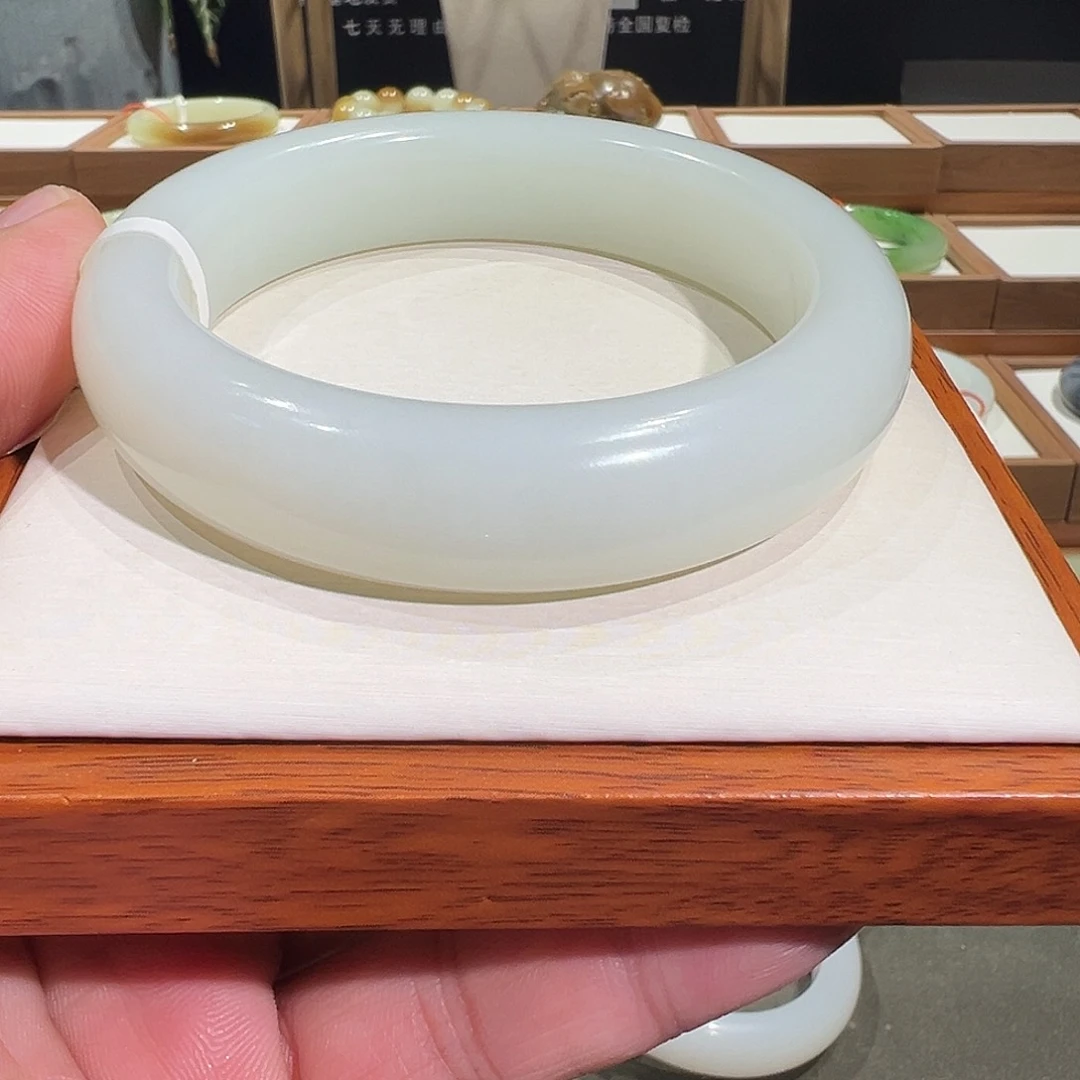 和田玉手镯未镶嵌