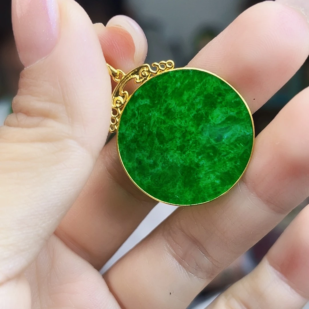 翡翠18K金镶嵌颈饰吊坠