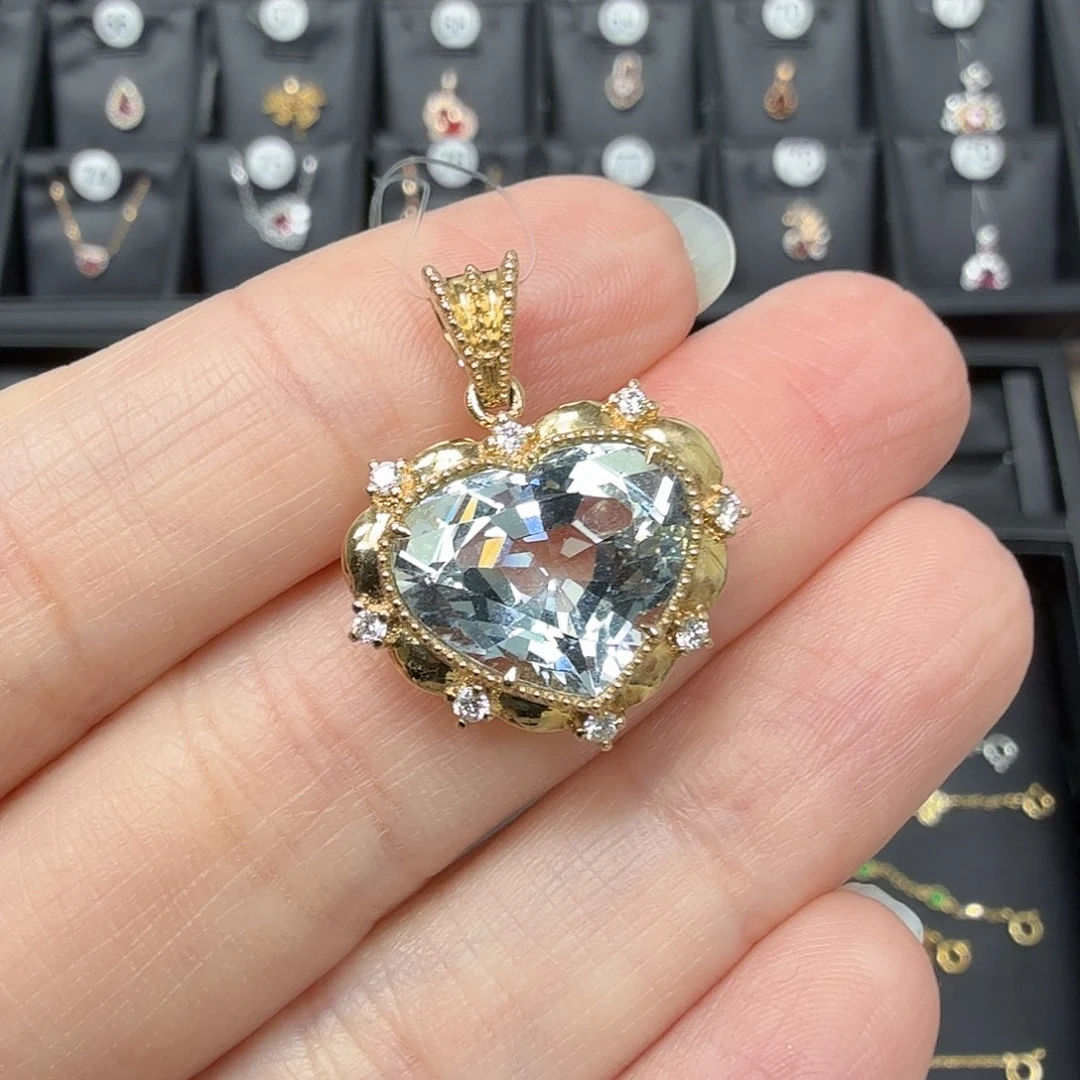 18K金镶嵌吊坠(不含链)海蓝宝石甜美爱心6.31克拉