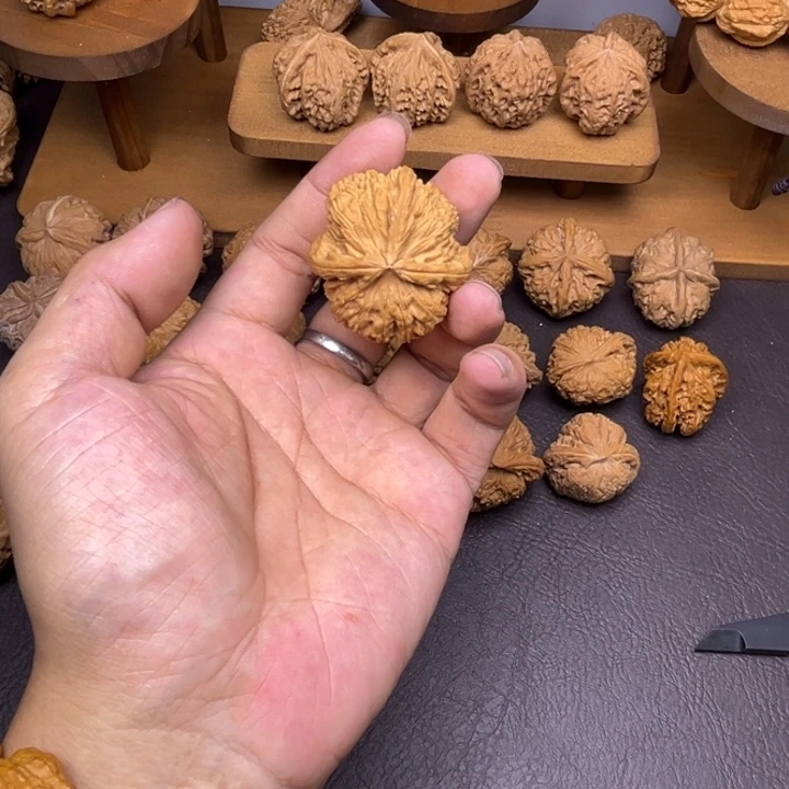 放***铁吊坠桃核白狮子正丁