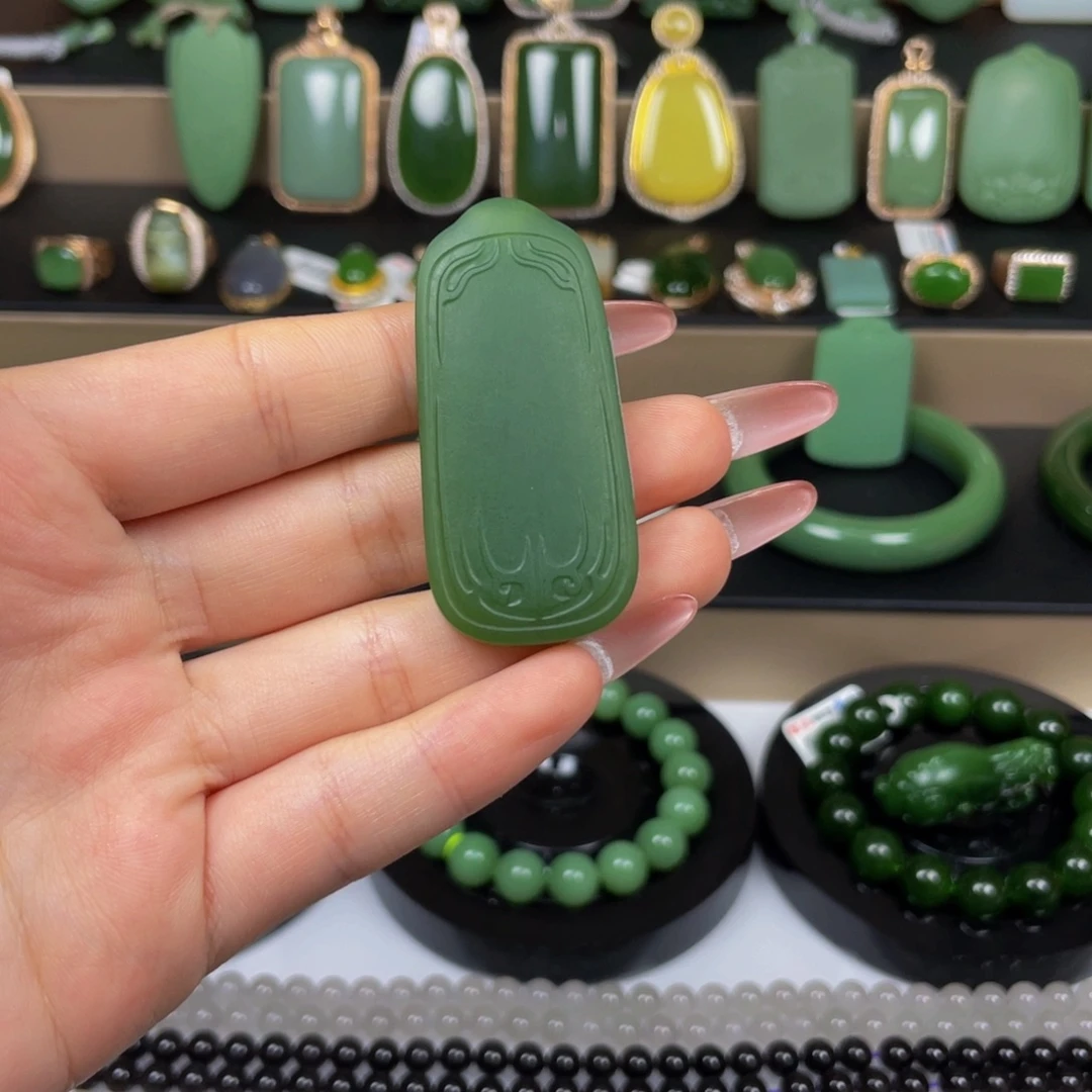 和田玉未镶嵌颈饰·辣菠菜牌子