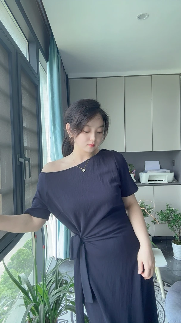 韩版夏季新款露肩藏青质感连衣裙