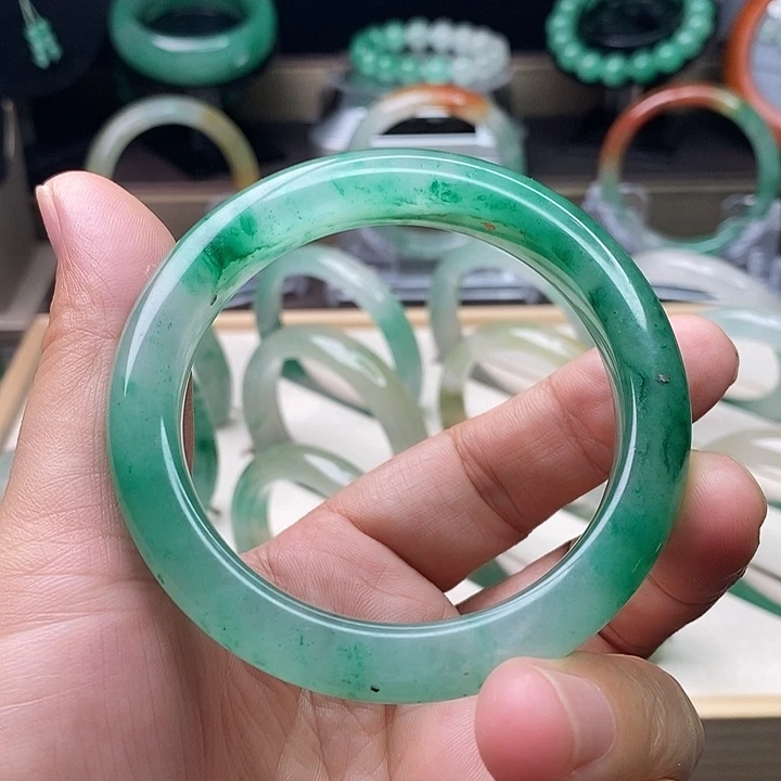 石英质玉（非洲翠）手镯未镶嵌