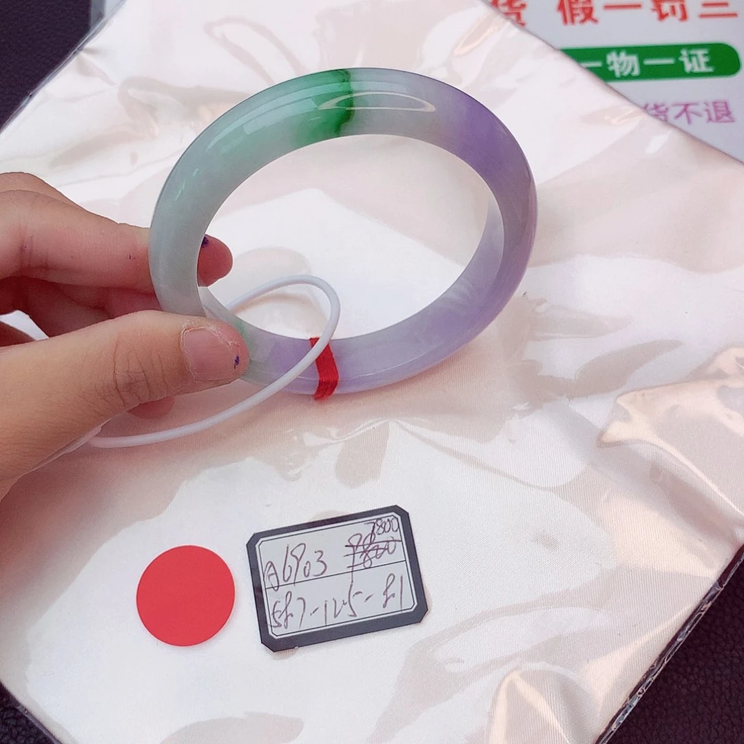 翡翠手镯足铂镶嵌我