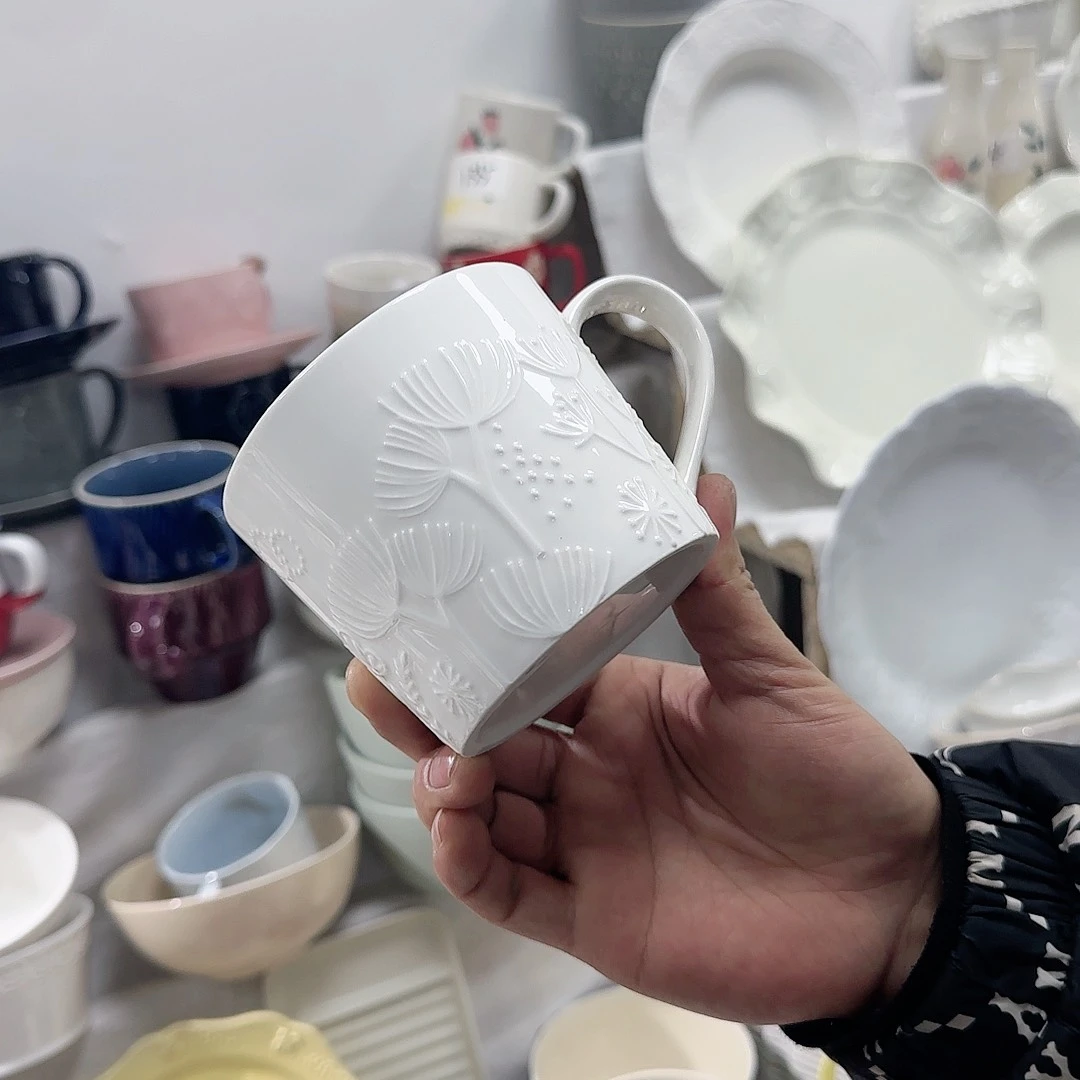 瓷片微瑕。 4只。