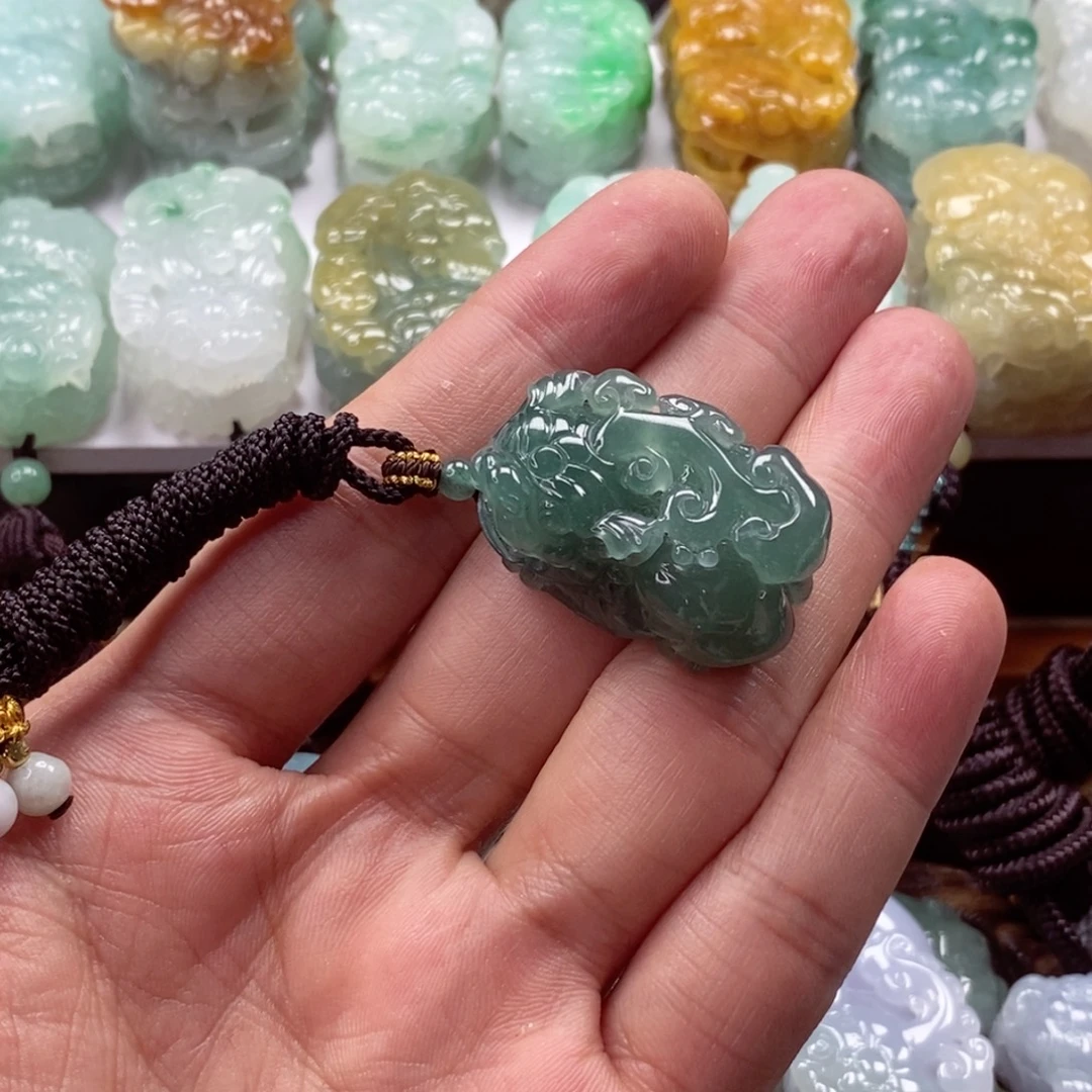 翡翠未镶嵌颈饰貔貅